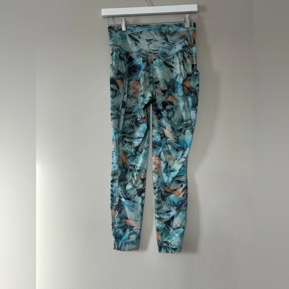 Lululemon Fast and Free High-Rise Tight 25"
7 Pocket Luminescent Floral Multi - Picture 6 of 9
